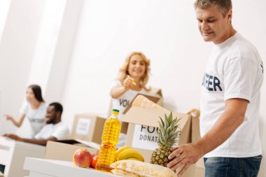 Ne kutusunda olması gerektiğini söyleyen çekici çalışkan hanım