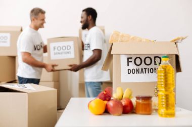 Güçlü güzel adam kutuları taşıyan