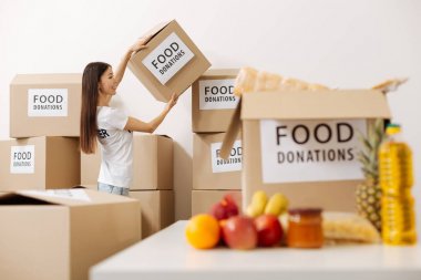 Doldurmak için bir kutu alarak sevimli tatlı bayan