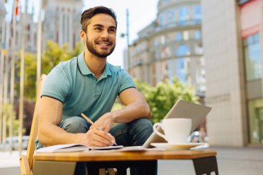 Parlak üretken adam açık havada ilham arayan