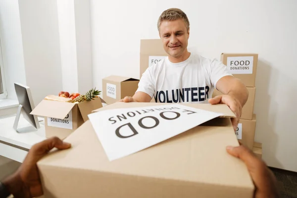 Amable caballero entusiasta agradecido por las donaciones — Foto de Stock