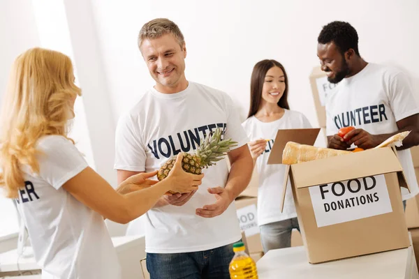 Gente admirable brillante feliz ayudando a la comunidad — Foto de Stock