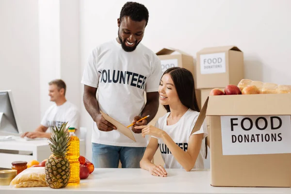 Bir şeyler açıklamaya meslektaşı için çekici enerjik adam