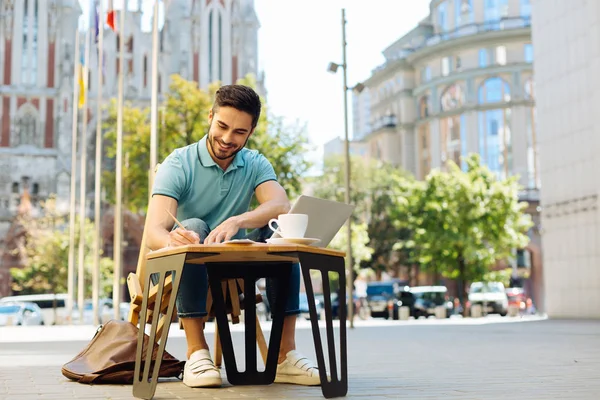 Kluger unternehmungslustiger Typ, der draußen arbeitet — Stockfoto