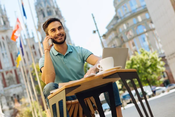 Proje bir müşteri ile tartışırken ikna edici enerjik adam