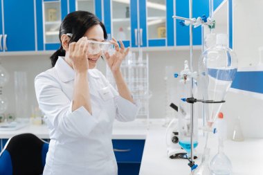 koruyucu gözlük koyarak araştırmacı