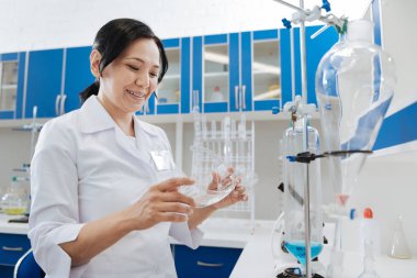 onu koruyucu gözlük tutan kadın