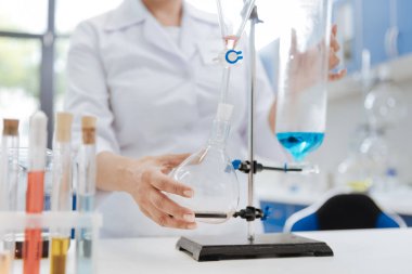 Bir şişesi tutan güzel kadın bilim adamı