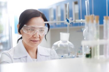 Hoş güzel kadın konsantrasyonu 