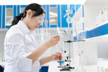 Laboratuvarda çalışan kimyager.