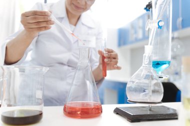 Bir şişesi ile kimyasal reaktif, yakın çekim