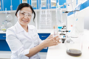 Onun işi zevk pozitif kadın kimyacı