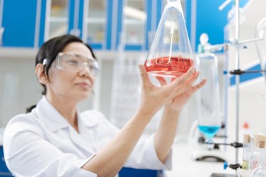 Seçici odak bir şişe sıvı kristal ile