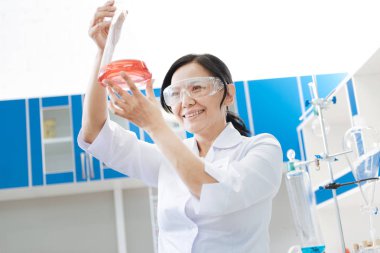 Neşeli mutlu kimyager gülümseyen