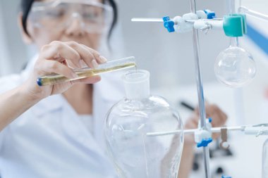 Kimyasal reaktif bir şişesi dökülür varlık