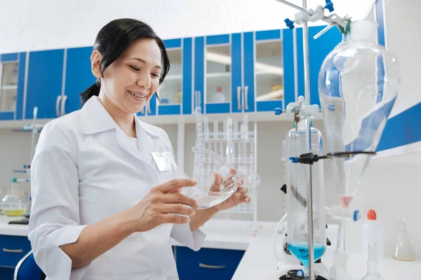 onu koruyucu gözlük tutan kadın