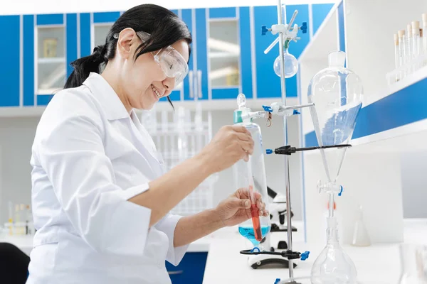 bir deney yaparken kimyager