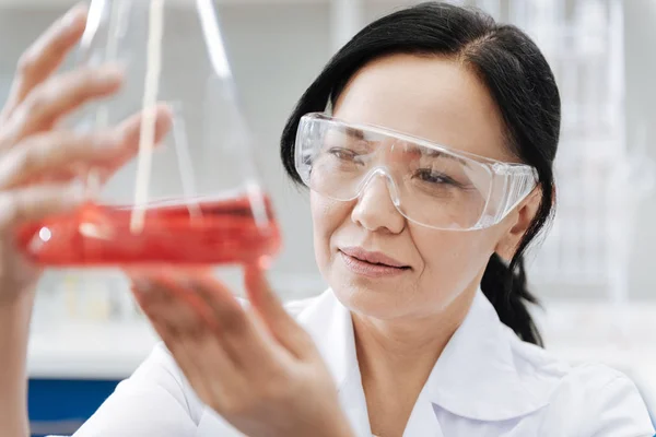 Woman looking at the flask — Stock Photo, Image