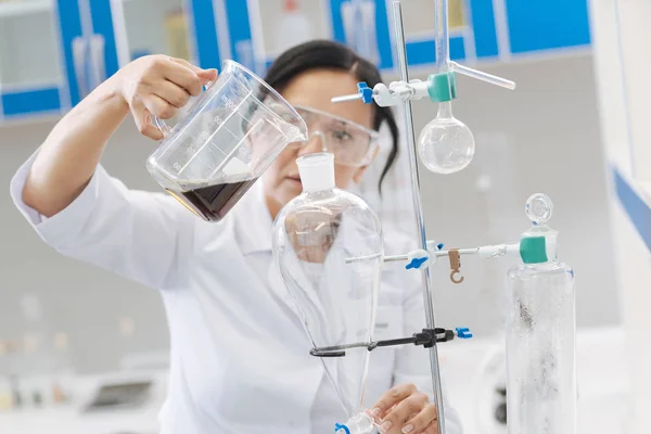 Biochemiker arbeitet im Labor — Stockfoto