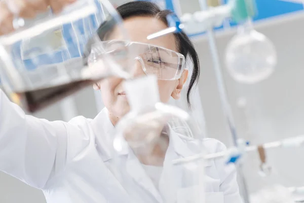 Aangename vrouwelijke scheikundige doet haar werk — Stockfoto