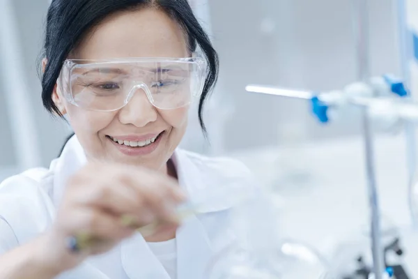 Cientista alegre feliz sorrindo — Fotografia de Stock