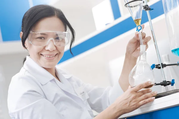 Biochimica femminile positiva che lavora in laboratorio — Foto Stock