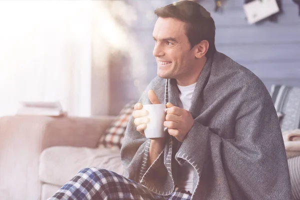 Lächelnder Mann wärmt sich mit Tee — Stockfoto