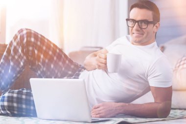 Mutlu erkek onun yatakta yatarken