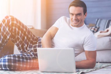 Dizüstü bilgisayar kullanırken kendine güvenen adam