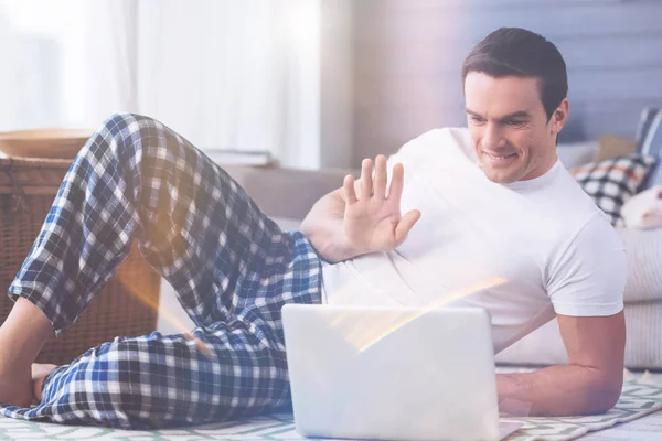 Entzückter Mann winkt mit der Hand — Stockfoto