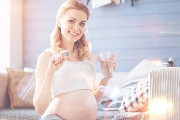 Pozitivní těhotná žena prášky — Stock fotografie