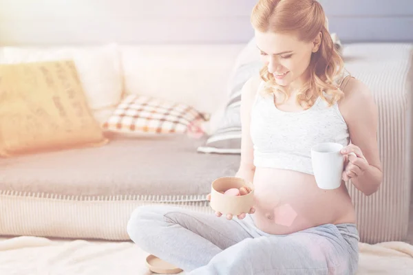 Pregnant woman drinking tea at home — Stock Photo, Image