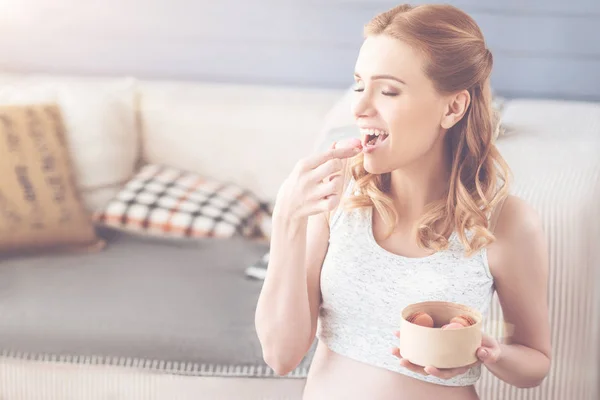 Mujer embarazada comiendo macarrones — Foto de Stock