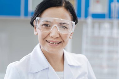 Koruyucu gözlük takan mutlu kadın bilim adamı