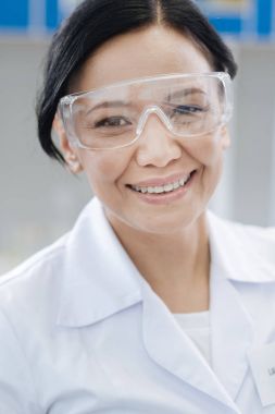 Büyük bir ruh halinde olmak mutlu neşeli bilim adamı