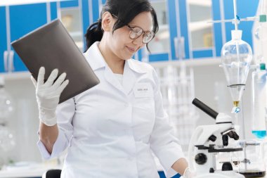 Bir tablo tutan neşeli güzel kadın