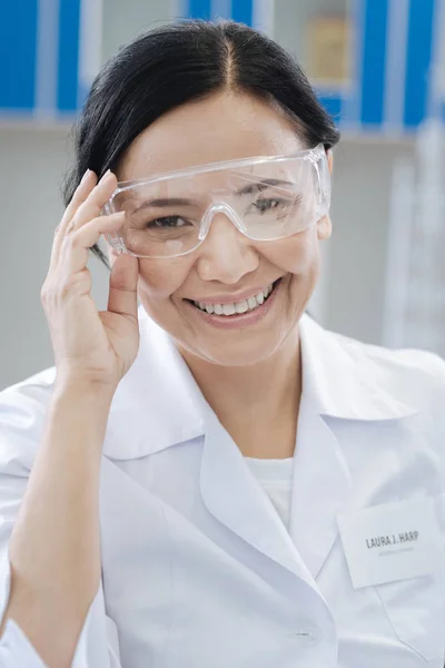 Felice chimica felice indossando un labcoat — Foto Stock