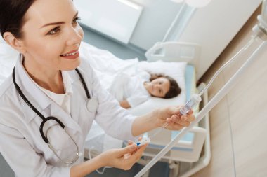 Neşeli mutlu doktor IV kadar ayarlama