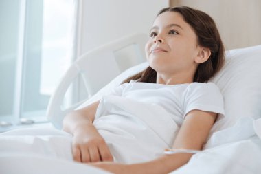 Güzel pozitif kız yatakta yatıyordu