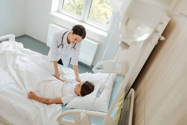 Enfermera alegre agradable cuidar de su paciente — Foto de Stock