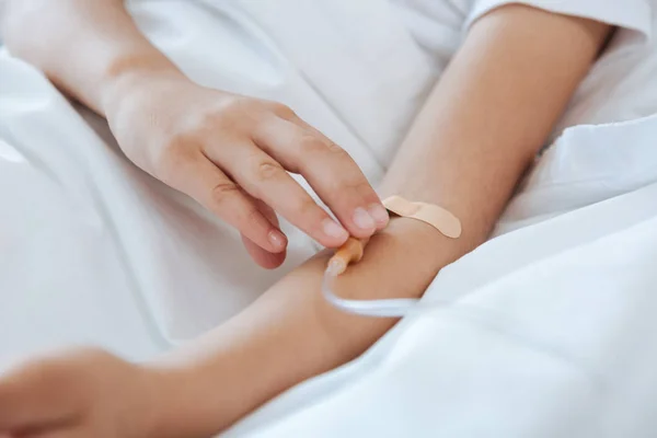 Primo piano di un paziente mano con un catetere — Foto Stock