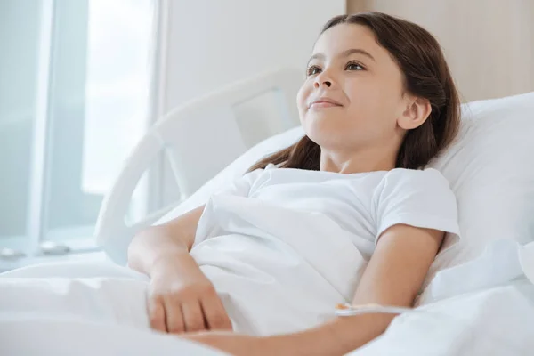 Agradable chica positiva acostada en la cama —  Fotos de Stock