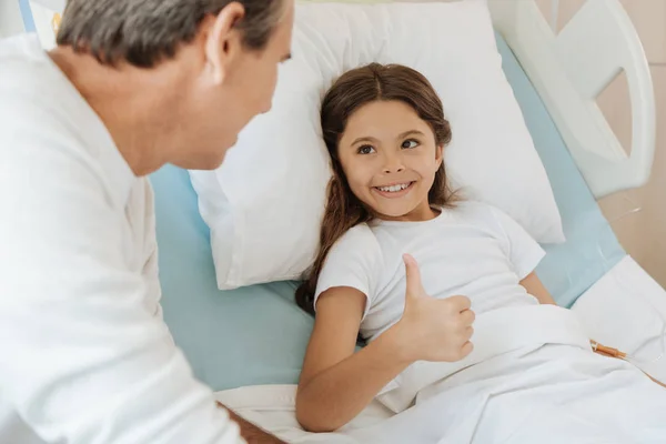Linda chica acostada en la cama en el hospital —  Fotos de Stock