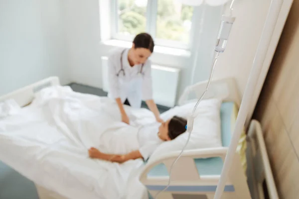 жінка в лікарні та лікар, палата