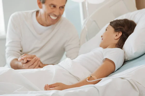 Vater hält Töchter im Krankenhaus an der Hand — Stockfoto