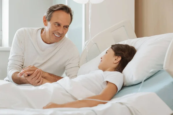 Padre sosteniendo hijas mano en hospital — Foto de Stock