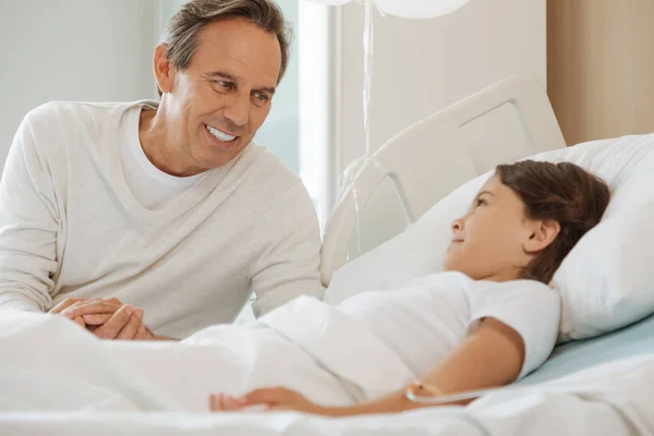 Linda chica acostada en la cama en el hospital — Foto de Stock