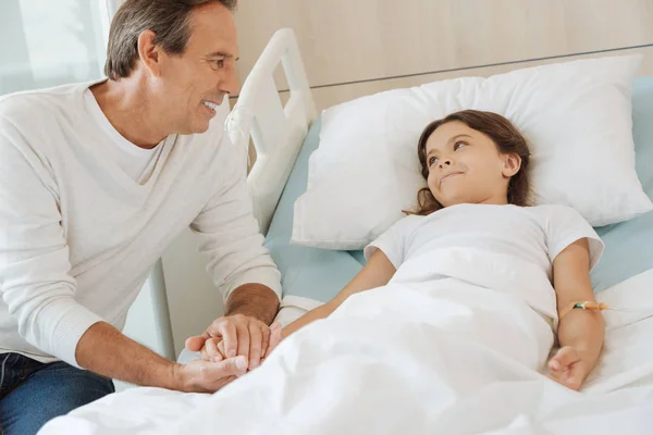 Padre sosteniendo hijas mano en hospital — Foto de Stock