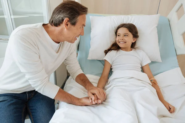 Padre sosteniendo hijas mano en hospital — Foto de Stock