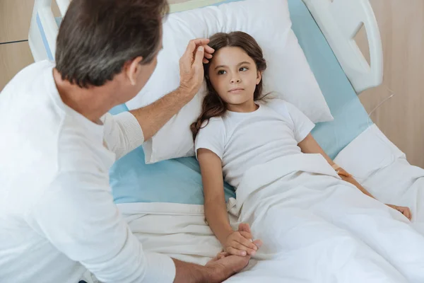 Bella ragazza sdraiata sul letto in ospedale — Foto Stock